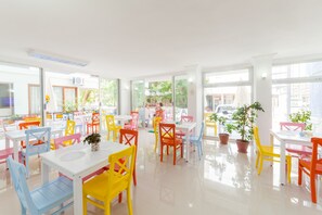 Phục vụ bữa sáng 