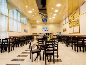 بوفيه فطور مجانًا يوميًا