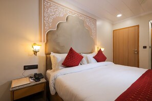 Traditional Double Room | 1 bedroom, individually decorated, individually furnished, desk - Hotel Ganga Ratan (Agra)