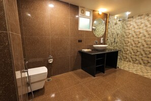 Traditional Double Room | Bathroom | Shower, free toiletries, bidet, towels