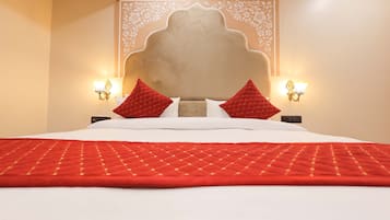 Traditional Double Room | 1 bedroom, individually decorated, individually furnished, desk