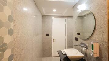 Traditional Suite | Bathroom | Shower, free toiletries, bidet, towels