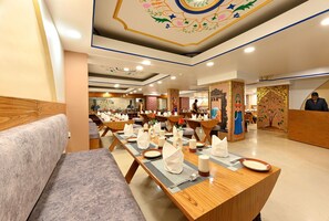 Breakfast, lunch, dinner served; international cuisine  - Hotel Ganga Ratan (Agra)