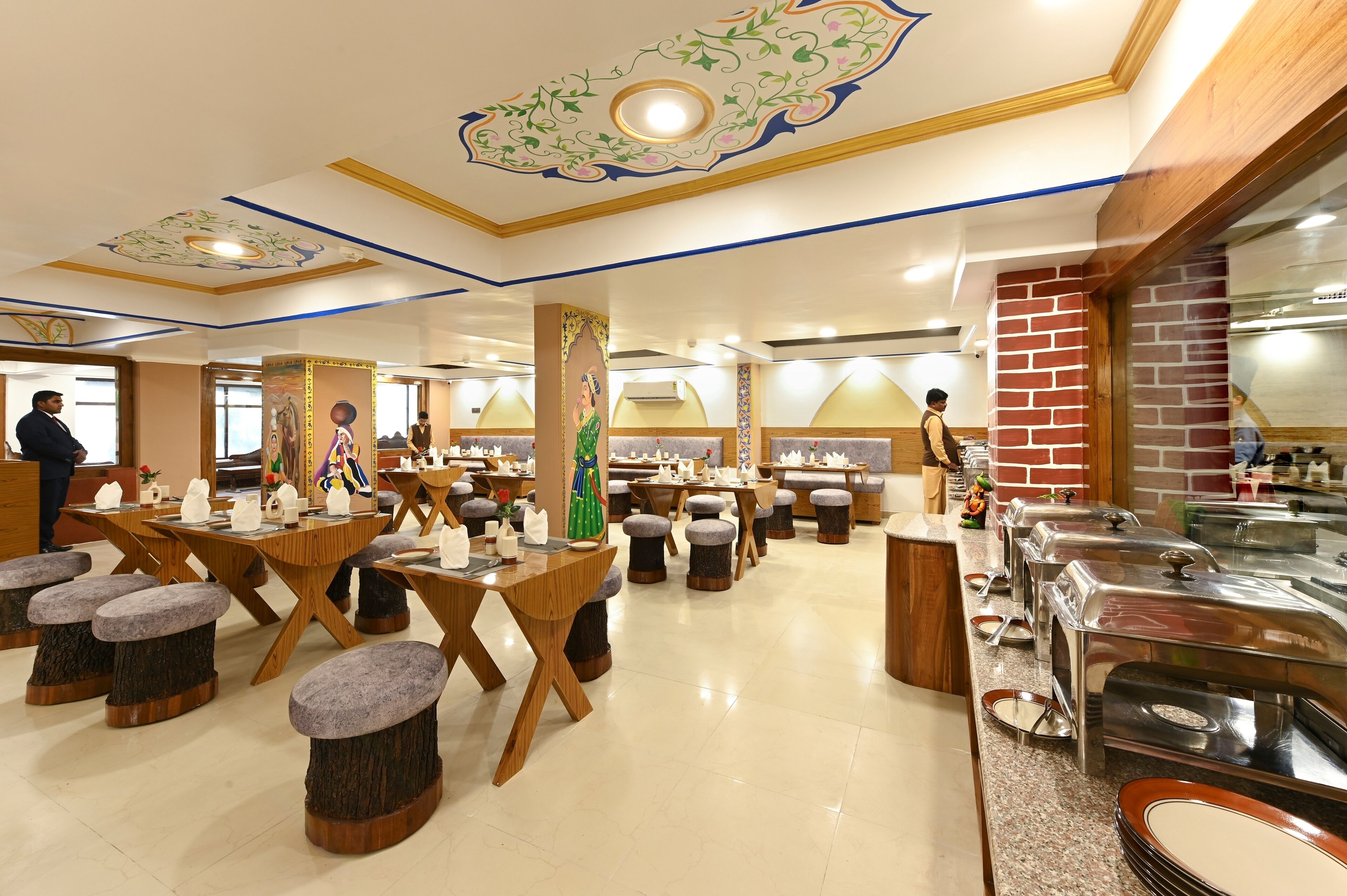 Restaurante com mesas e bancos de madeira, balcões de buffet e design decorativo no teto.