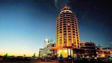 Front of property โ evening/night