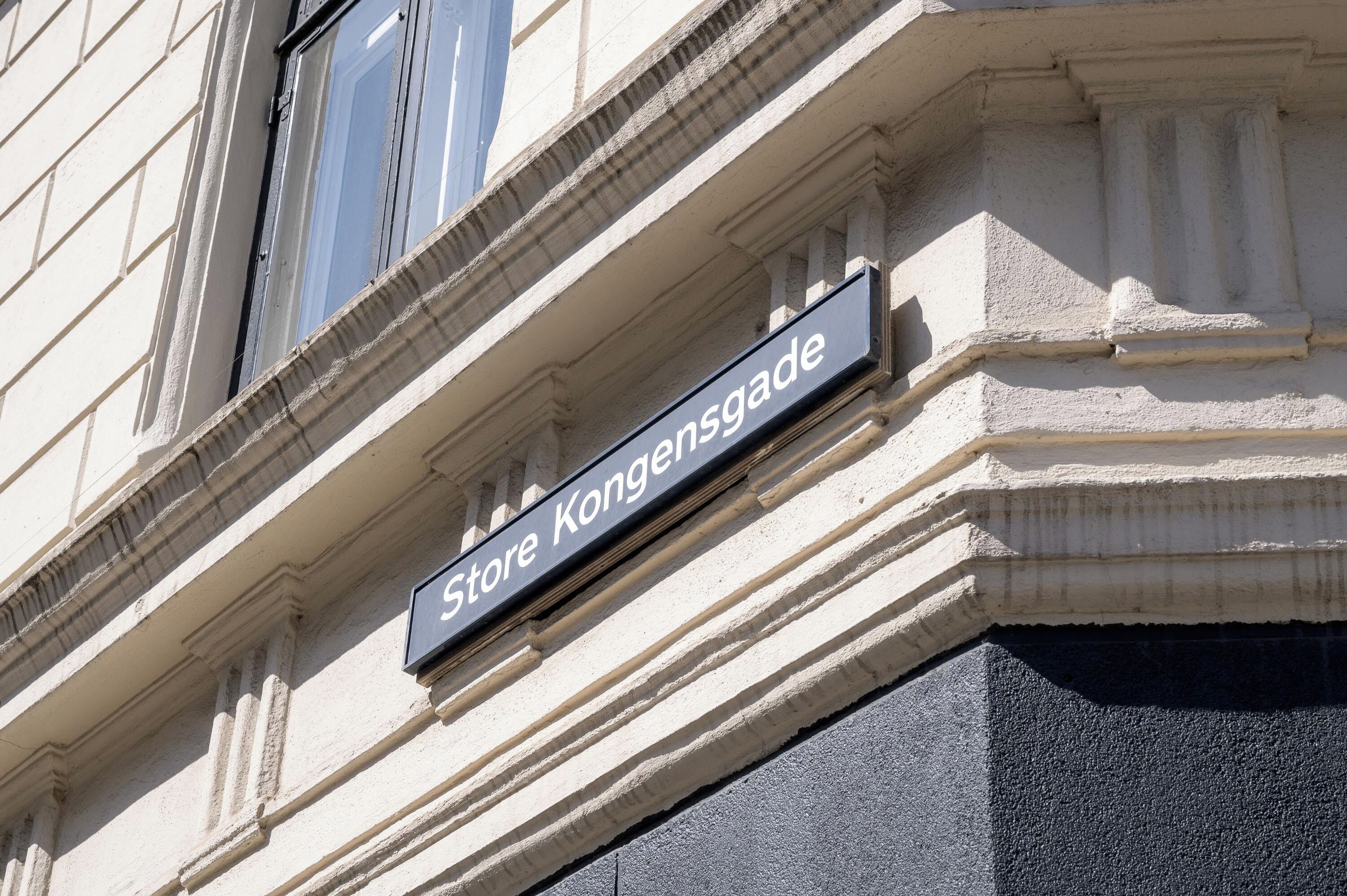 Una esquina de edificio con un letrero que dice "Store Kongensgade".