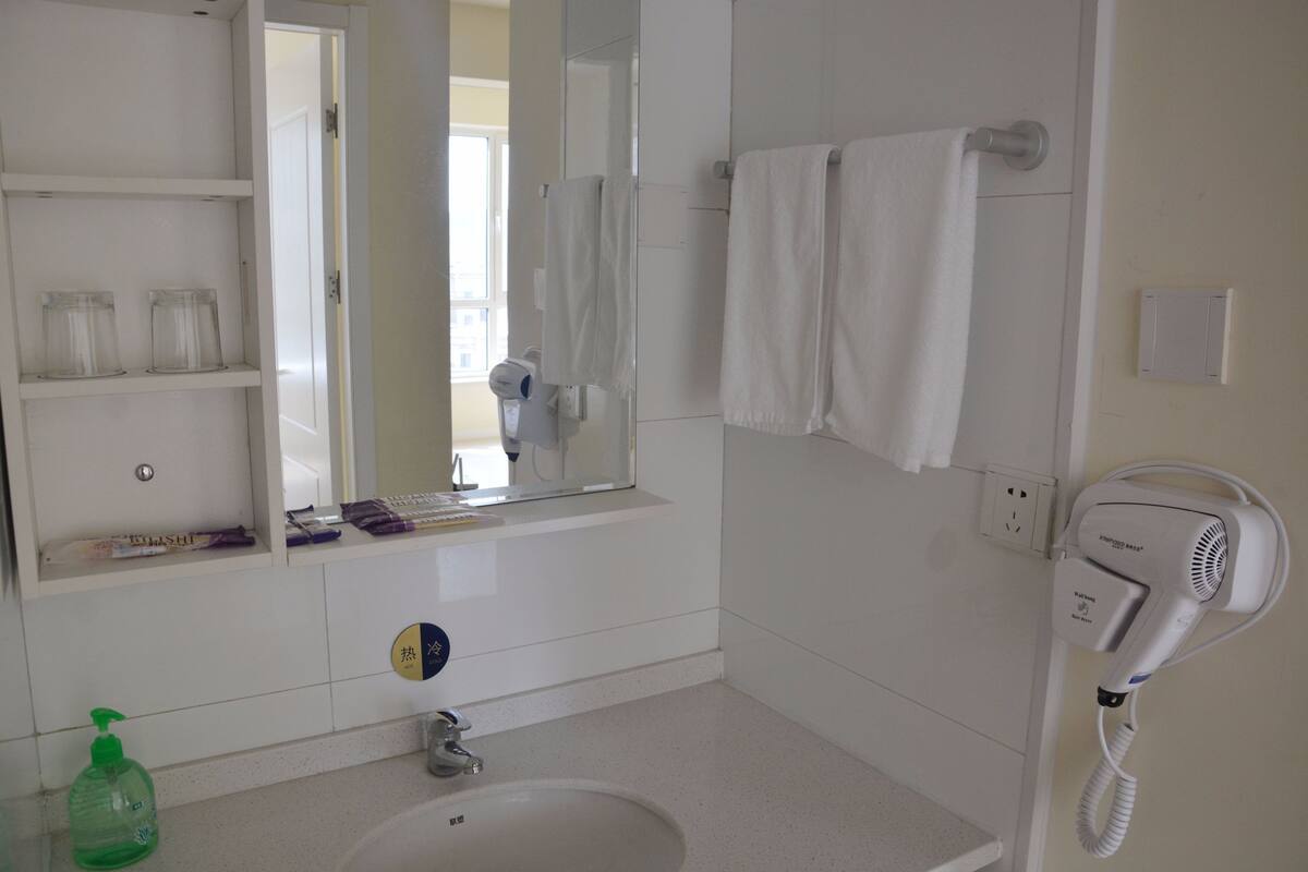 Douche, articles de toilette gratuits, sèche-cheveux, chaussons