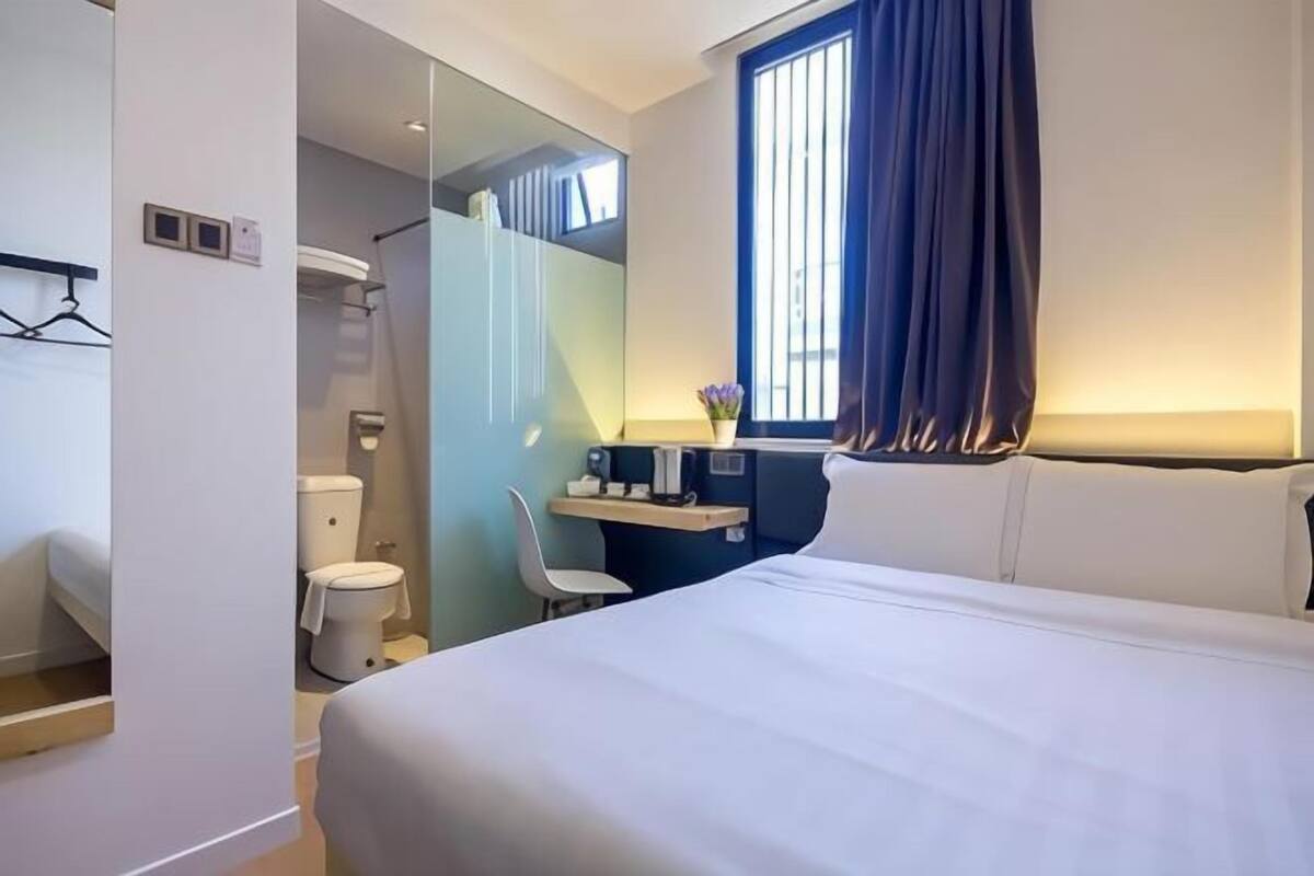 Desk, soundproofing, iron/ironing board, free WiFi