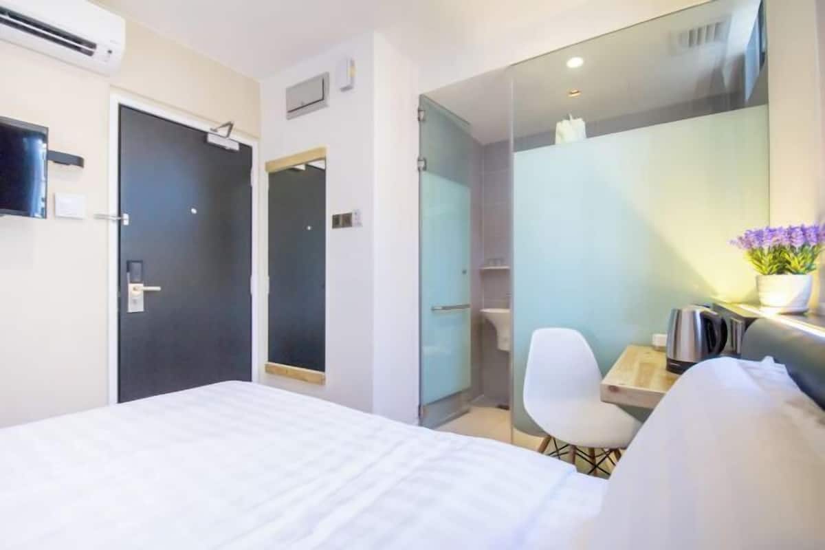 Desk, soundproofing, iron/ironing board, free WiFi