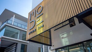 Um edifício moderno com uma placa que diz 'MODE INN'.