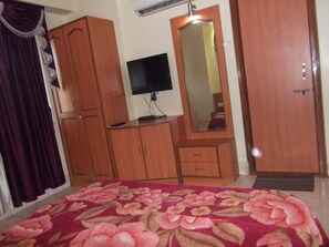 Desk, rollaway beds - Hotel Ravikant (Pune)