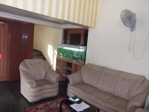 Lobby sitting area - Hotel Ravikant (Pune)