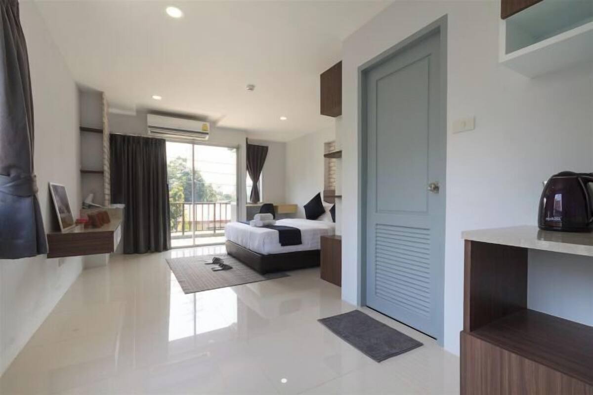 Minibar, desk, WiFi (free)