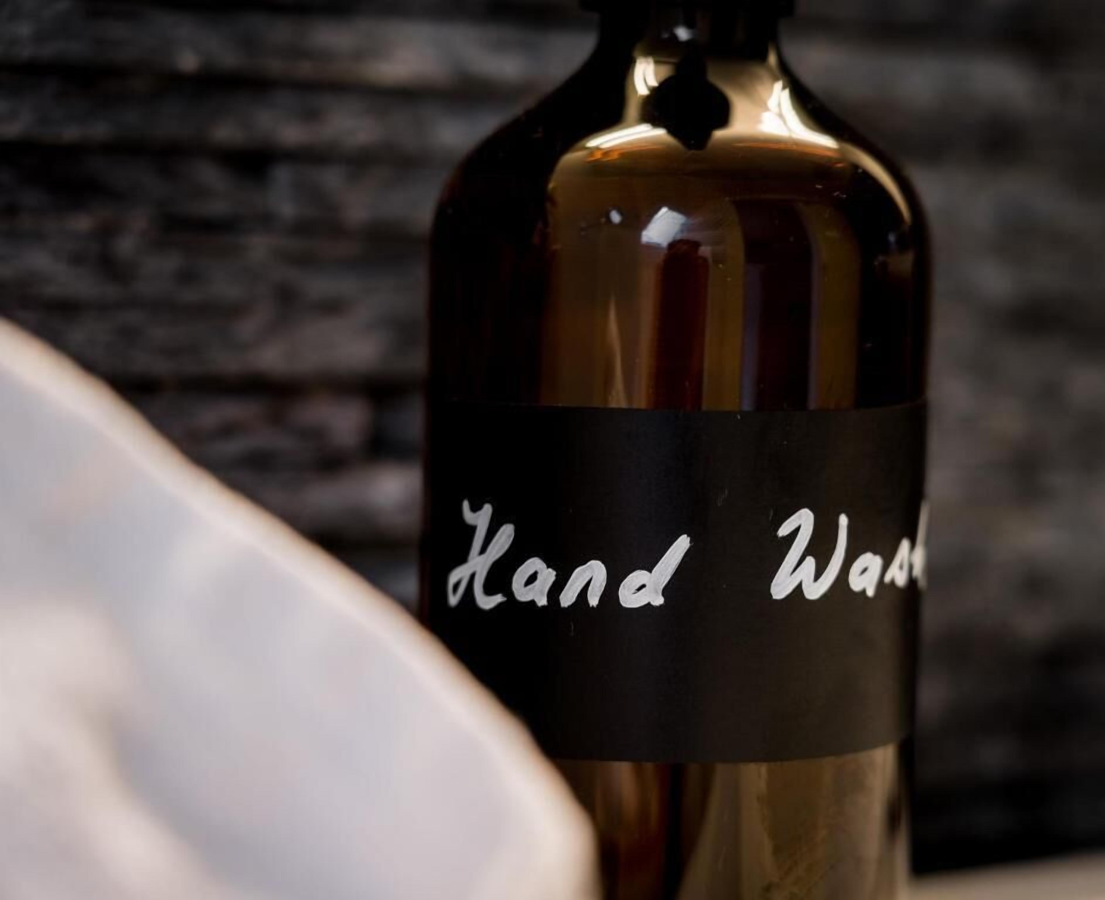 En flaska med en etikett där det står ”Endast handtvätt”.
