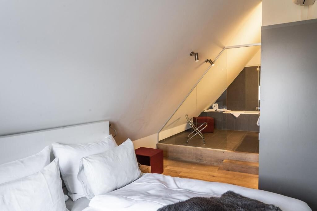 Premium bedding, in-room safe, iron/ironing board