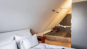 Premium bedding, in-room safe, iron/ironing board