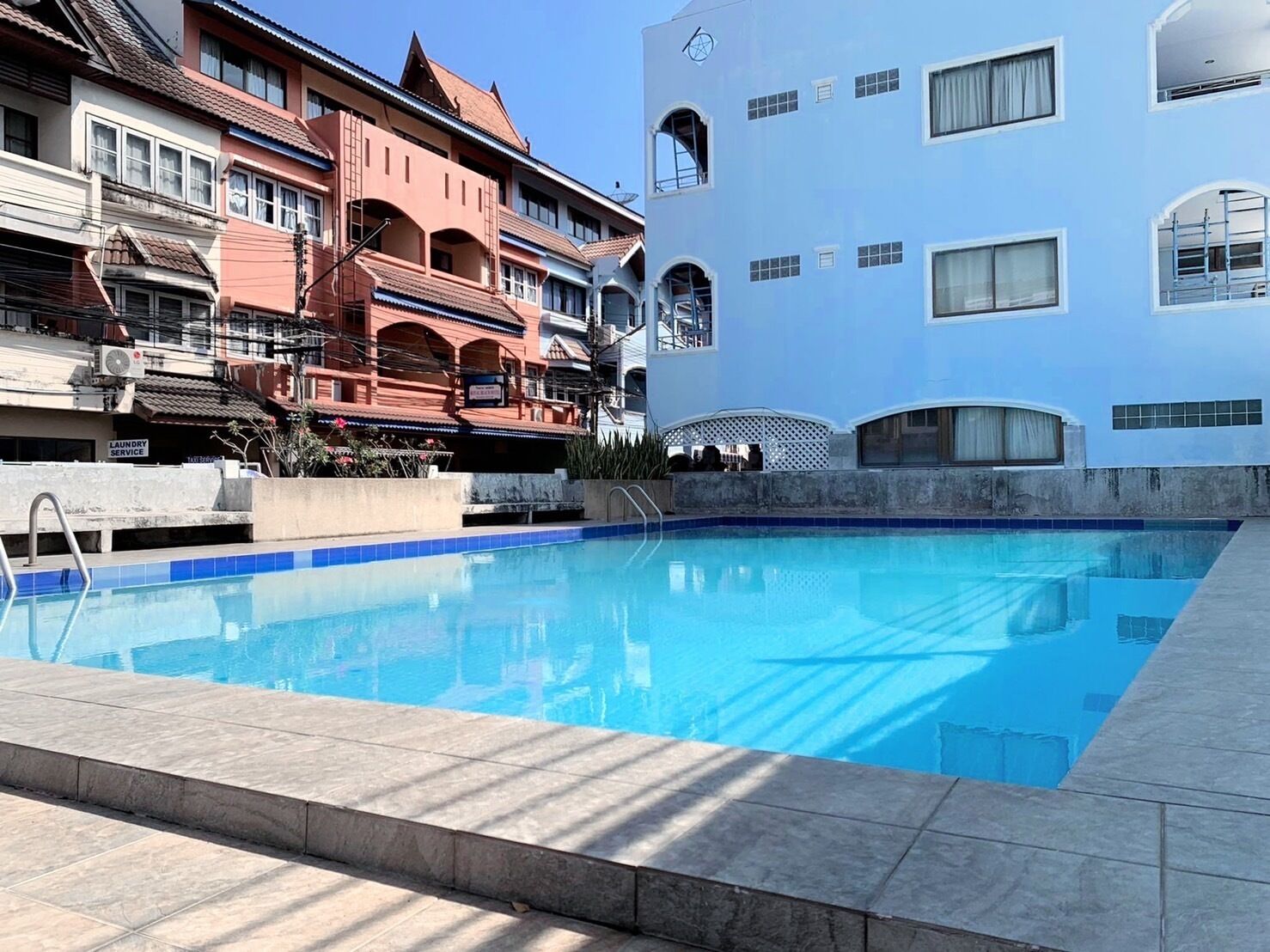 Una piscina al aire libre