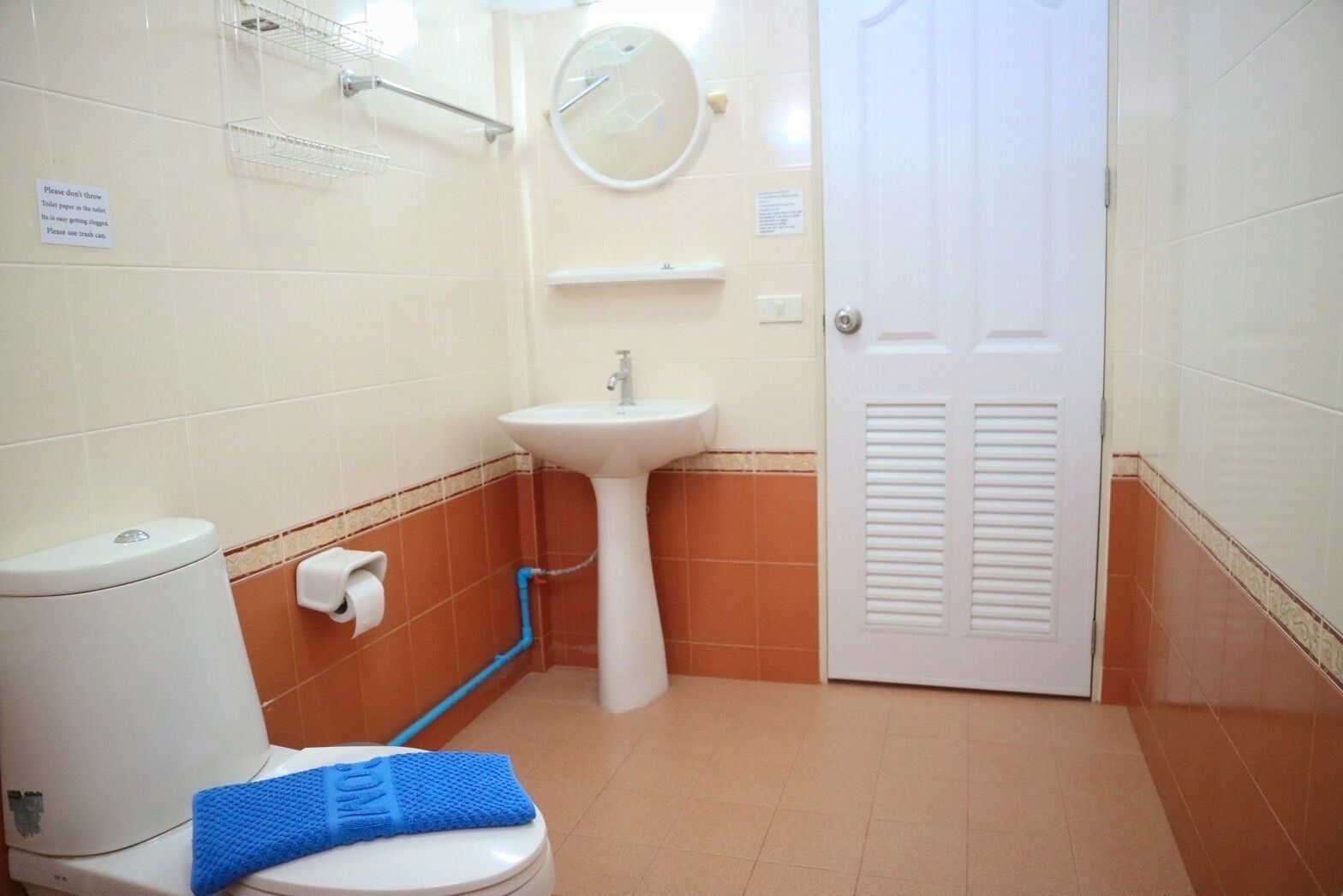 Un baño con inodoro, lavabo y puerta.