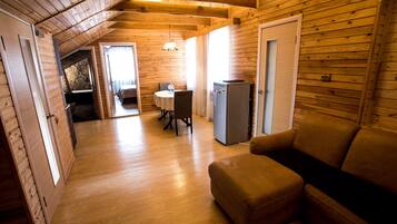 Suite | Ruang tamu | 81 cm televisyen skrin rata dengan kabel, TV