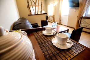 Junior-Suite | Wohnbereich | 81-cm-Flachbildfernseher mit Kabelempfang, Fernseher