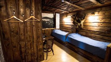 Habitación económica con 2 camas individuales, sin ventanas | Área de sala de estar | Televisión de pantalla plana de 81 cm con canales por cable