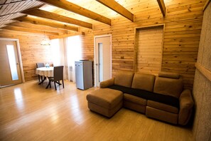 Suite | Living area | 81-cm flat-screen TV with cable channels, TV - Nachalnik Kamchatki (Petropavlovsk-Kamchatskiy)