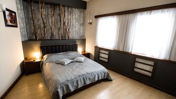 Standard Double Room | Ruang tamu | 81 cm televisyen skrin rata dengan kabel, TV