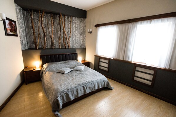 Standard-Doppelzimmer | Wohnbereich | 81-cm-Flachbildfernseher mit Kabelempfang, Fernseher