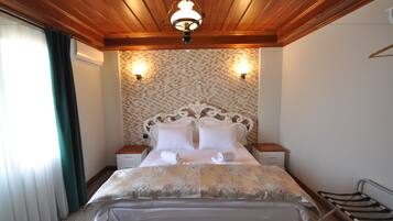 Quarto casal, sacada | Roupas de cama premium, frigobar, cofres nos quartos, escrivaninha