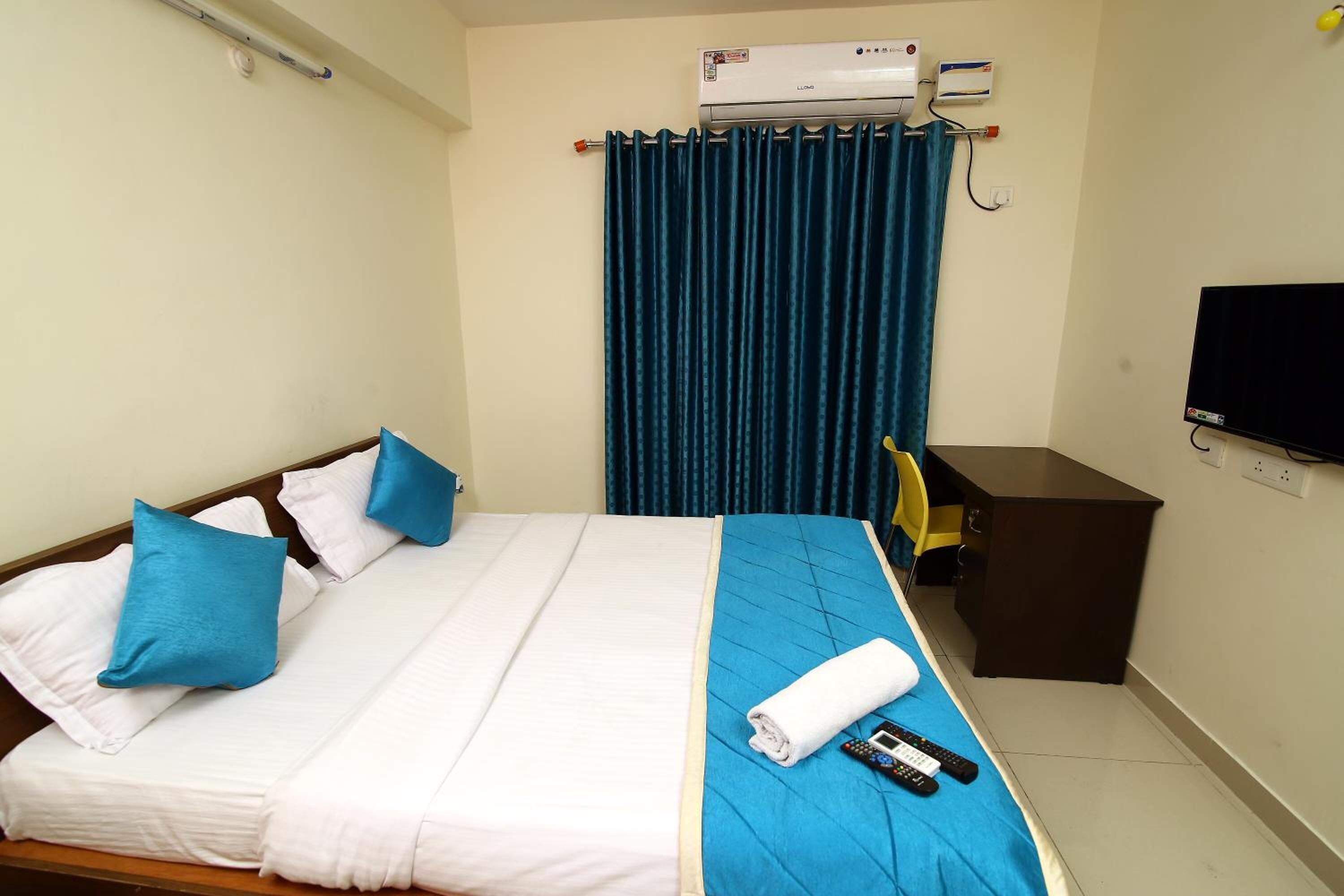Premium bedding, in-room safe, desk, soundproofing