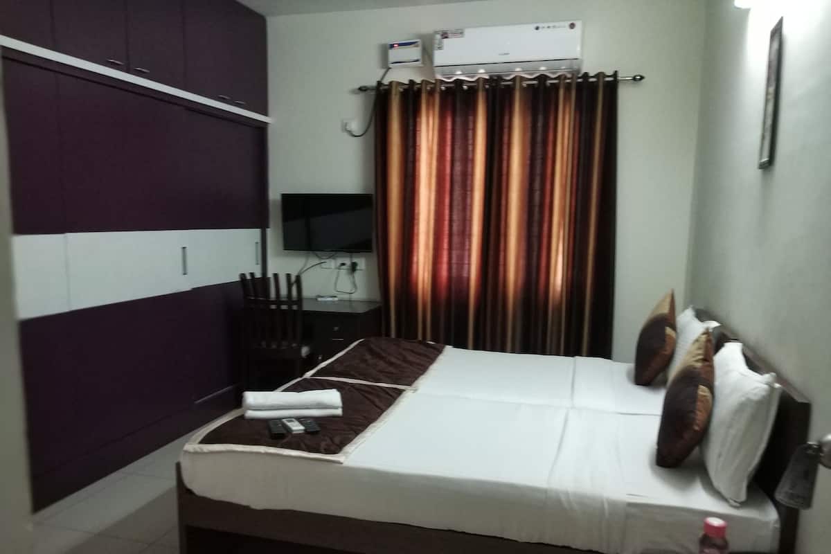 Premium bedding, in-room safe, desk, soundproofing