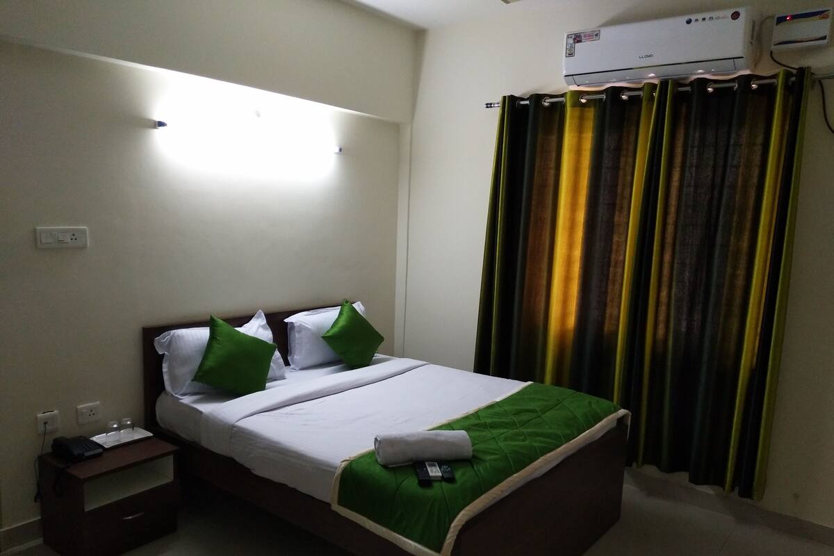 Deluxe Room | Premium bedding, in-room safe, desk, soundproofing