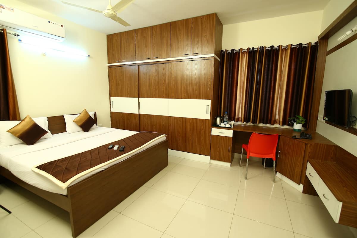 Premium bedding, in-room safe, desk, soundproofing