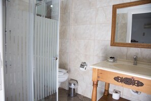 Deluxe-huone | Kylpyhuone | Suihku, ilmaiset hygieniatuotteet, hiustenkuivaaja, tohvelit