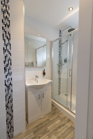 Chambre familiale, Plusieurs lits | Salle de bain | Douche, articles de toilette (gratuits), séchoir à cheveux
