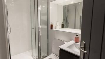 Kamar Twin | Kamar mandi | Shower, perlengkapan mandi gratis, pengering rambut, dan handuk