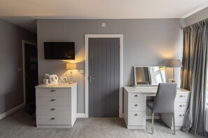 Family Room, Multiple Beds