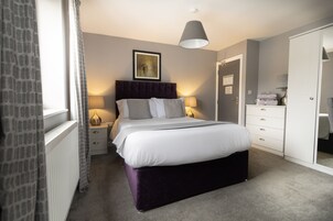 Escritorio, tabla de planchar con plancha, wifi gratis y ropa de cama 