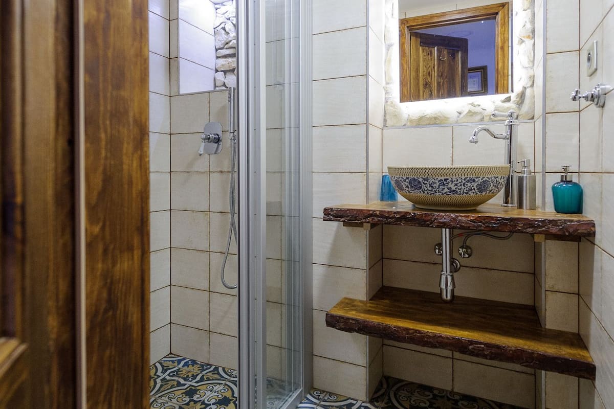 Appartamento Deluxe, cucina | 1 camera, una scrivania, tende oscuranti, ferro/asse da stiro