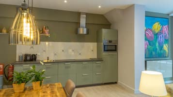 Appartement Deluxe, 1 chambre, cuisine, rez-de-chaussée (Tulp) | Coin cuisine privé | Réfrigérateur, micro-ondes, plaque de cuisson, cafetiÚre/bouilloire