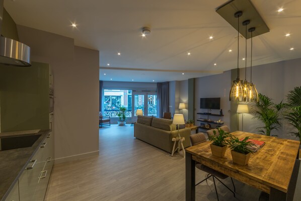 Leilighet – deluxe, 1 soverom, kjøkken, 1. etasje (Tulp) | Oppholdsområde | Flatskjerm-TV