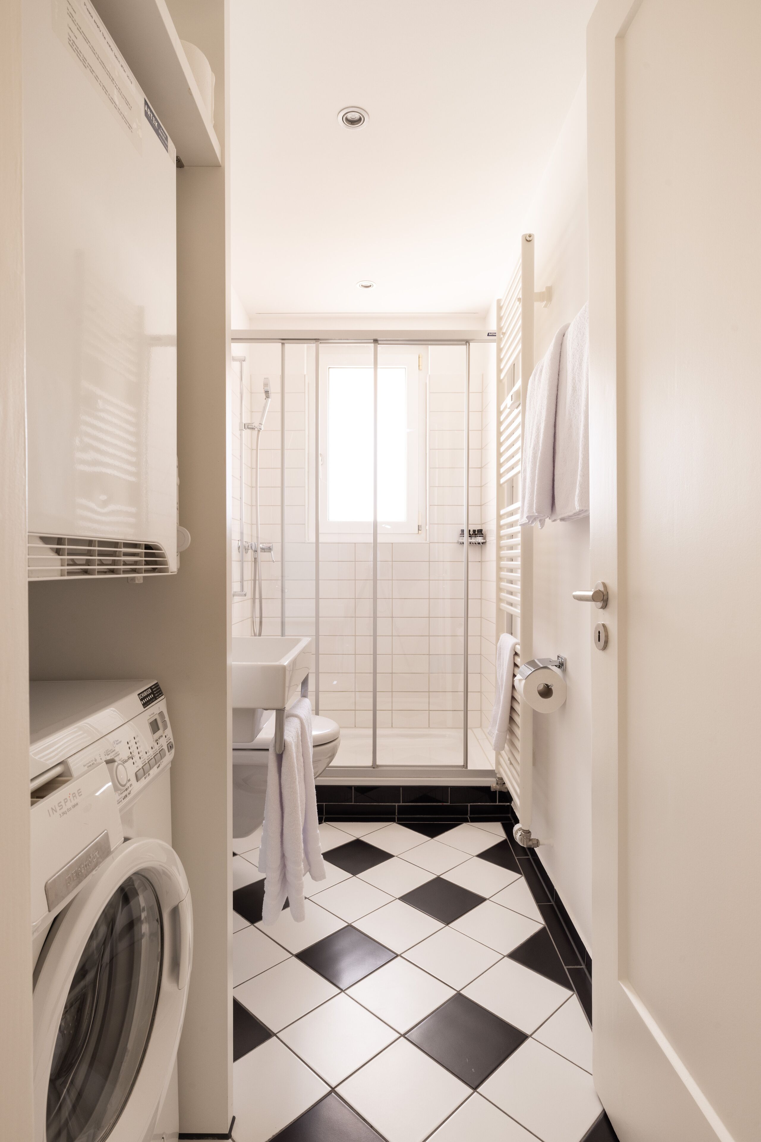 Superior Studio, 1 Katil Raja (King), Non Smoking, Balcony | Bilik Mandi | Kelengkapan dandanan diri percuma, pengering rambut, tuala disediakan 