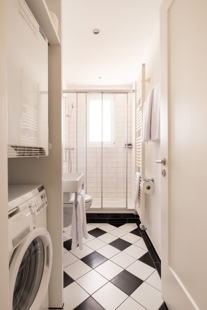 Superior Studio, 1 King Bed, Non Smoking, Balcony | Bathroom | Free toiletries, hair dryer, towels, soap - EMA House Serviced Apartments Seefeld (Zürich)