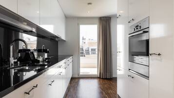 Penthouse superior, 2 habitaciones, para no fumadores, balcón | Cocina privada | Refrigerador, microondas, horno y parrilla de estufa