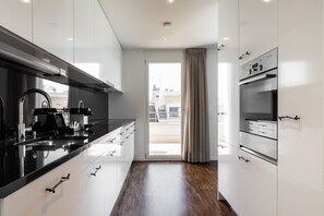 Superior-penthouselejlighed - 2 soveværelser - ikke-ryger - balkon | Privat køkken | Køleskab, mikrobølgeovn, ovn, kogeplade