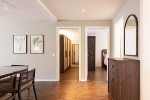 Appartement supérieur, 2 chambres, non-fumeur, balcon | Aire de séjour | Téléviseur à écran plat de 42 po avec télévision par câble, téléviseur