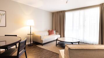 Departamento superior, 1 habitación, para no fumadores, balcón | Área de sala de estar | Televisión de pantalla plana de 42 pulgadas con canales por cable