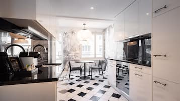 Departamento superior, 2 habitaciones, para no fumadores, balcón | Cocina privada | Refrigerador, microondas, horno y parrilla de estufa