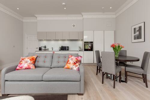 Appartement supérieur (Castle View) | Aire de séjour | Téléviseur à écran plat