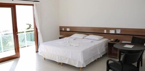 Habitación de lujo con 2 camas individuales, 1 cama de matrimonio grande, frente a la playa | Minibar, cortinas opacas, wifi gratis